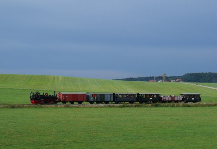99&nbsp;633&nbsp;Tv mit Zug Warthausen-Ochsenhausen, in der üblicherweise aufgesuchten Steigung bei Wennedach, um 9:45h am 13.09.2015