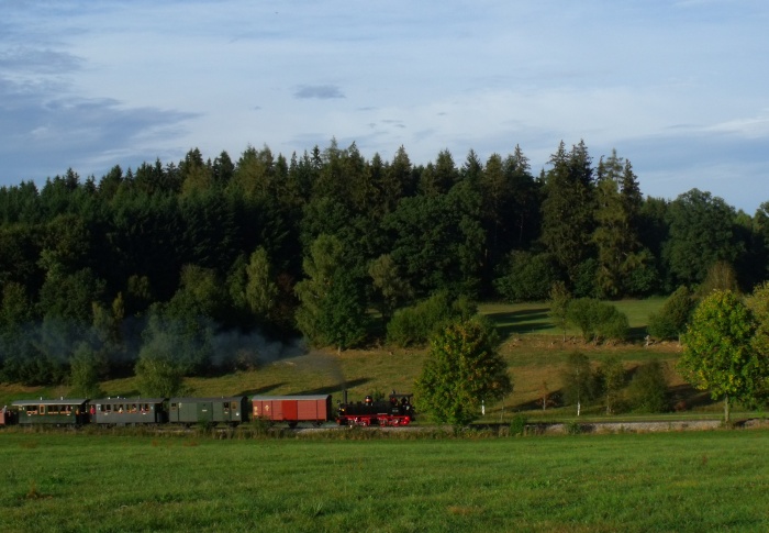 99&nbsp;633&nbsp;Tv mit Zug Warthausen-Ochsenhausen, in der Steigung bei Wennedach, um 18:24h am 13.09.2015