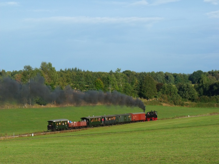 99&nbsp;633&nbsp;Tv mit Zug Warthausen-Ochsenhausen, in der Steigung bei Wennedach, um 18:24h am 13.09.2015
