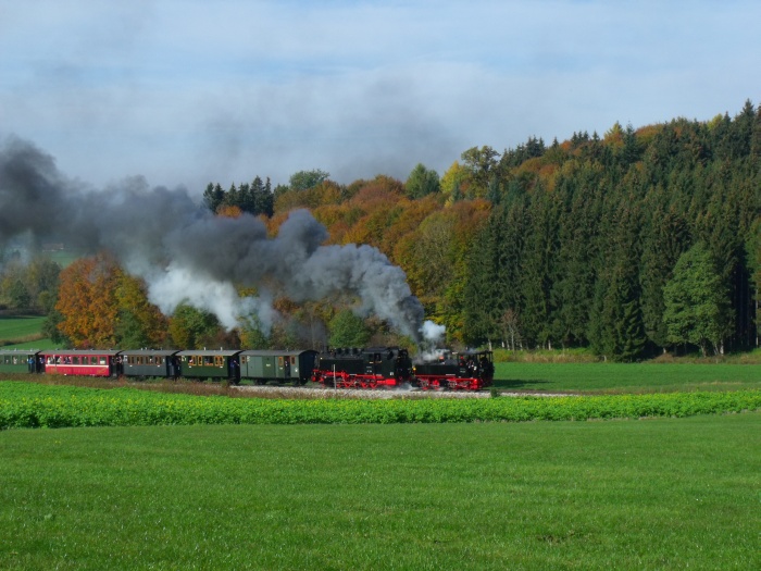 99&nbsp;933&nbsp;Tv + 99&nbsp;788&nbsp;Tv mit Sonderzug der UEF nach Ochsenhausen, bei Wennedach, um 12:15h am 24.10.2015
