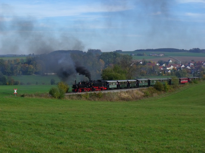 99&nbsp;933 + 99&nbsp;788 mit Sonderzug der UEF zurück nach Warthausen, nähern sioch dem Fotohalt oberhalb von Reinstetten, um 15:07h am 24.10.2015