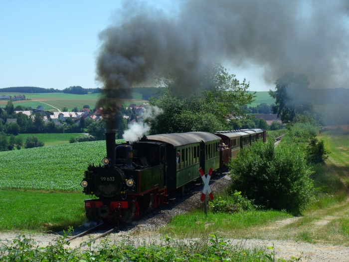 99&nbsp;633 mit normalem Plan-Regelzug der Öchsle-Bahn Ochsenhausen&rarr;Warthausen oberhalb von Reinstetten, um 12:17h am 10.07.2016