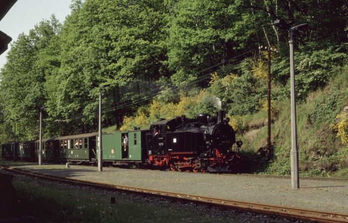 99&nbsp;713 mit Sonderzug in Seifersdorf, am 18.05.2002