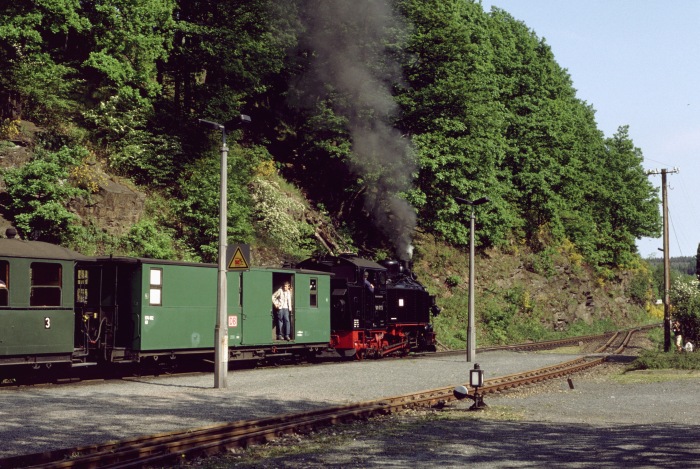 99&nbsp;713 mit Sonderzug in Seifersdorf, am 18.05.2002