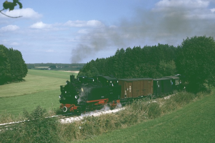 99&nbsp;716 mit Zug von Ochsenhausen nach Warthausen hinter Reinstetten, am 03.10.1997