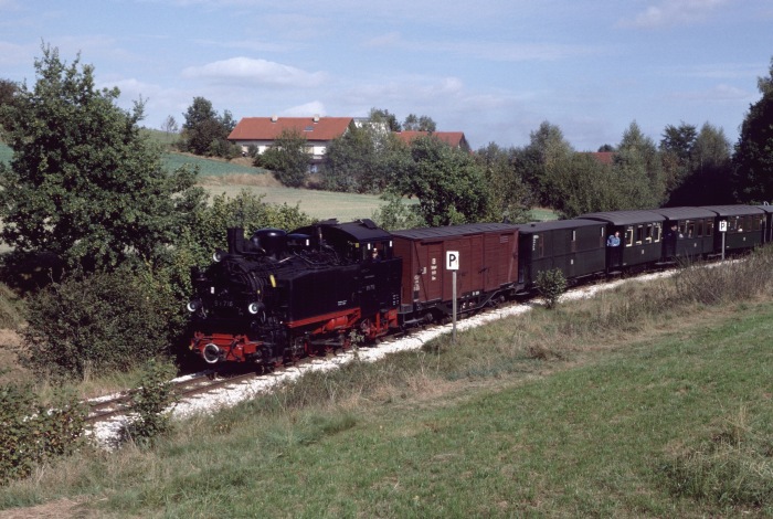 99&nbsp;716 mit Zug ->Warthausen vor Äpfingen, amm 03.10.1997
