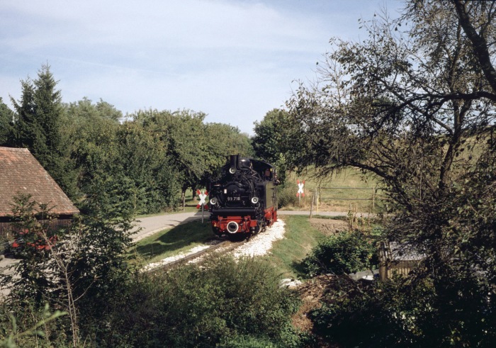 99&nbsp;716 mit Zug Ochenshausen->Warthausen, kurz vor Äpfingen, um 14:48h am 04.10.1997