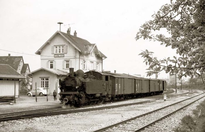 99&nbsp;651 vor einem Güterzug m Bahnhof Sontheim im Jahr 1967