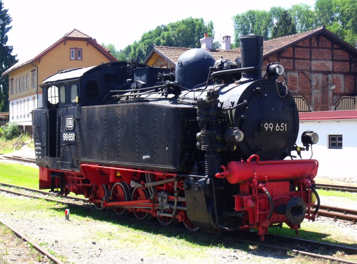 99&nbsp;651 wird präsentiert vor der Kulisse des alten Lokschuppens in Ochsenhausen, am 10.07.2016 etwa um 13:15h fotografiert