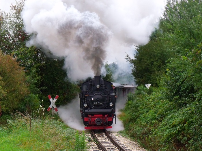 99&nbsp;716 mit Zug Ochsenhausen&rarr;Warthausen ebenfalls hinter Reistetten, in der oberen Kurve aus dem Rottum-Tal heraus, um 16:36h am 18.09.2011