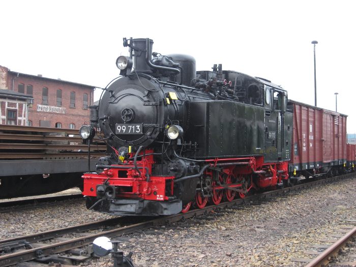 99&nbsp;713 vor Ausstellungsgüterzug in Hainsberg am 18.07.2009