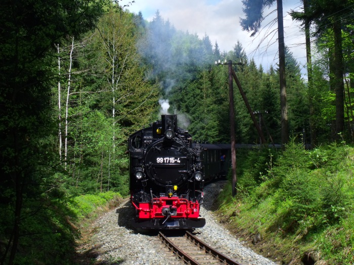99&nbsp;(1)715 mit Zug&nbsp;15 nach Jöhstadt (Preßnitztalbahn) in der Kurve im Schwarzwassertal zwischen Schmalzgrube und Schlössel bei Strecken-km&nbsp;20,2, um 15:28h am 18.05.2013