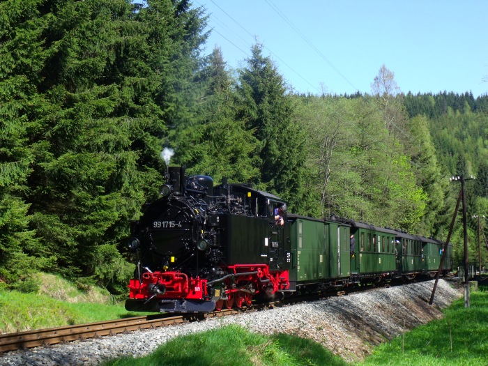 99&nbsp;1715 mit Zug&nbsp;21 hinter der Schwarzwasser-Brücke hinterm Loreleifelsen vor Schlössel, um 10:34h am 19.05.2013