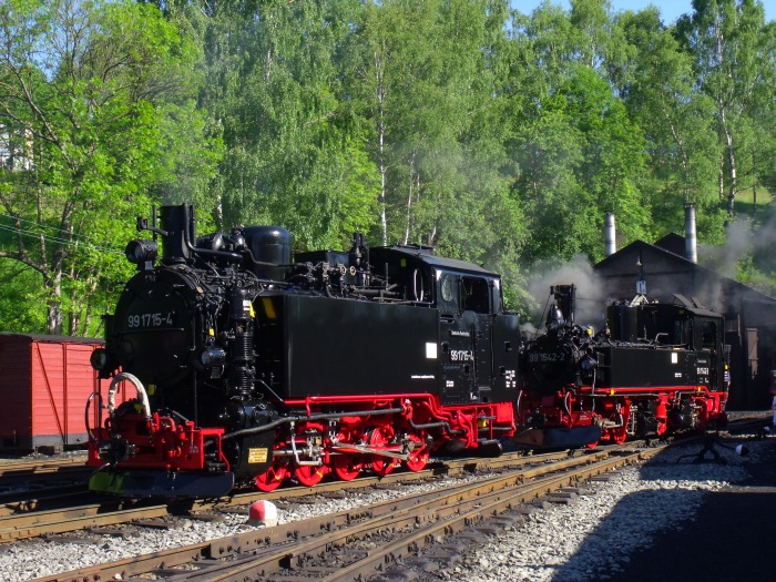 99&nbsp;715 (wieder als DR-Lok &bdquo;99&nbsp;1715-4&ldquo; beschriftet - wie üblich bei der Preßnitztalbahn...) wird neben weiteren 5 Loks für die traditionellen Pfingstfahrten auf der Bahn in Jöhstadter Bw- Gelände vorbereitet, um 8:35h am 07.06.2014