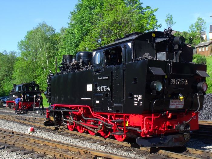 99&nbsp;715 (wieder als DR-Lok &bdquo;99&nbsp;1715-4&ldquo; beschriftet - wie üblich bei der Preßnitztalbahn...) wird neben weiteren 5 Loks für die traditionellen Pfingstfahrten auf der Bahn in Jöhstadter Bw- Gelände vorbereitet, um 8:35h am 07.06.2014