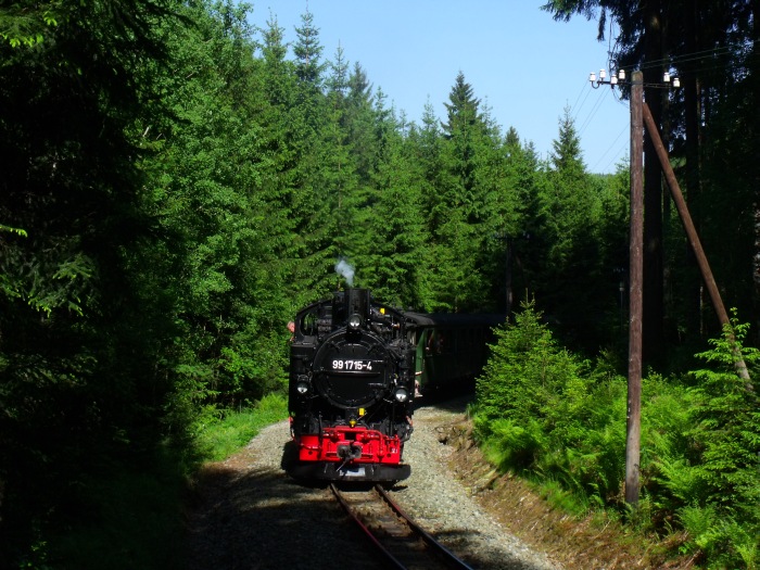 99&nbsp;1715 Zug&nbsp;27 nach Jöhstadt (Preßnitztalbahn) in der Kurve im Schwarzwassertal zwischen Schmalzgrube und Schlössel bei Strecken-km&nbsp;20,2, um 16:30h am 08.06.2014