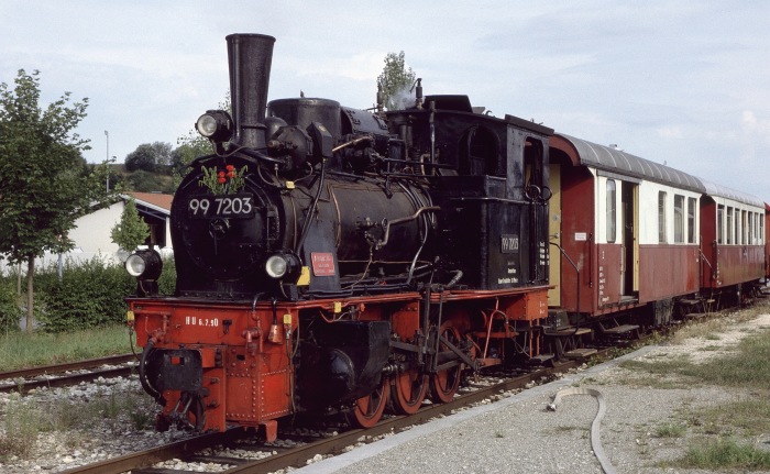 99&nbsp;7203 vor dem Zug nach Oppingen muss in Amstetten noch an den Bahnsteig vorziehen, am 07.08.1994