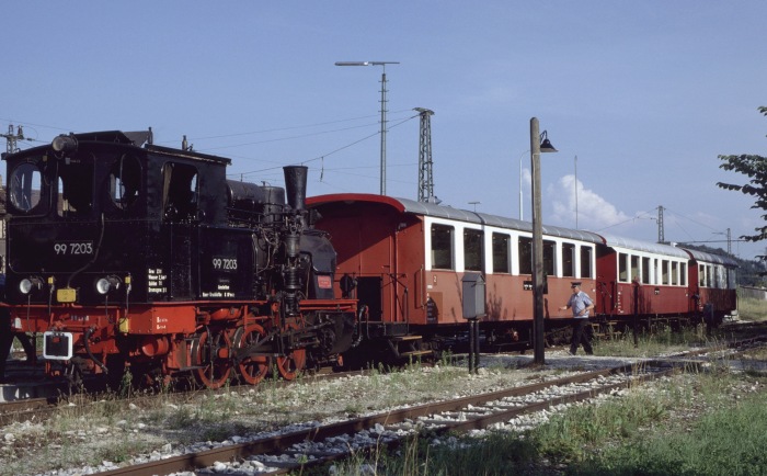 99&nbsp;7203&nbsp;Tv mit Zug aus Oppingen in Amstetten eingetroffen, am 07.08.1994