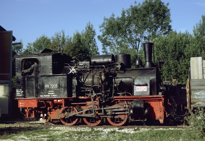 99&nbsp;7203 wird rückwärts in den Schuppen gefahren, am 07.08.1994