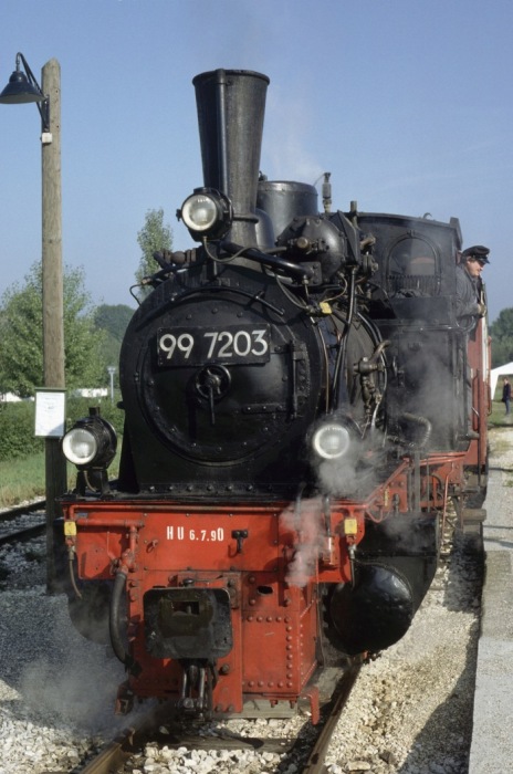 99&nbsp;7203 vor Zug nach Oppingen in Amstetten am Bahnsteig, 07.08.1994