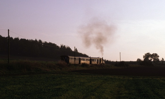 99&nbsp;7203 hinter dem Hauptfeldweg-Bahnübergang am oberen Duital, um 17:30h am 25.09.1994