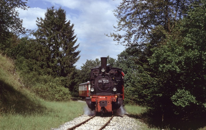 99&nbsp;7203 auf dem Weg nach Oppingen im kleinen Felseinschnitt hinter Amstetten, 16.07.1995