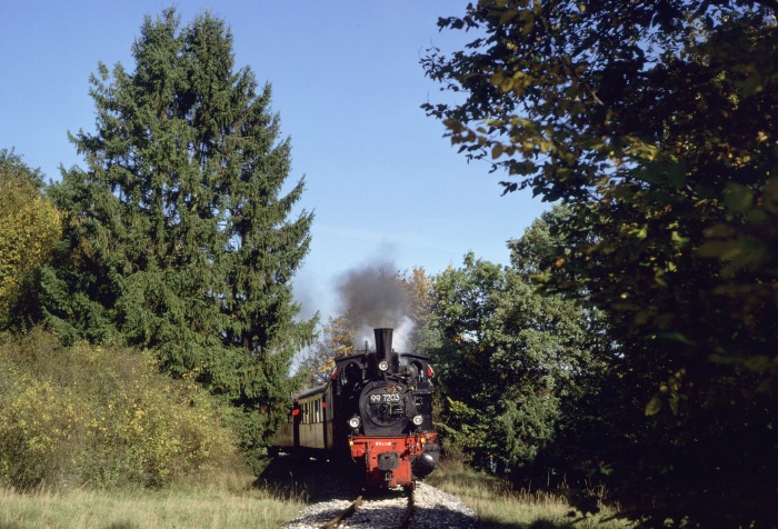 99&nbsp;7203 hinterm Felseinschnitt hinter Amstetten, am 08.10.1995