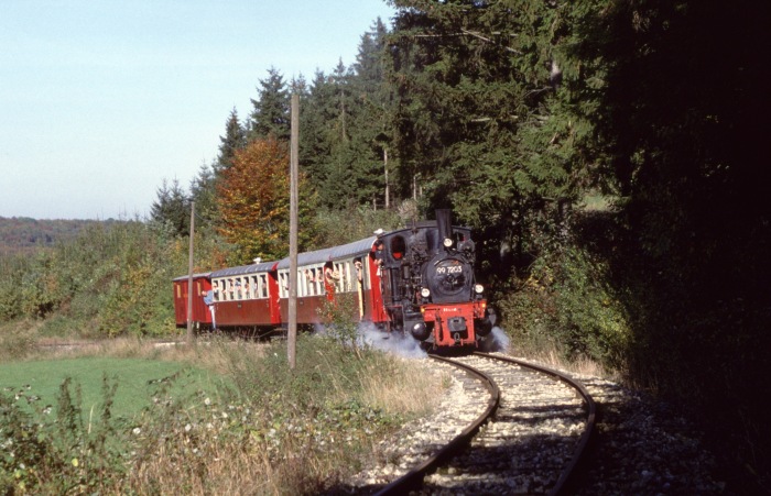 99&nbsp;7203 mit Zug nach Oppingen am kleinen Wald unterhalb von Oppingen, 14:50h am 08.10.1995