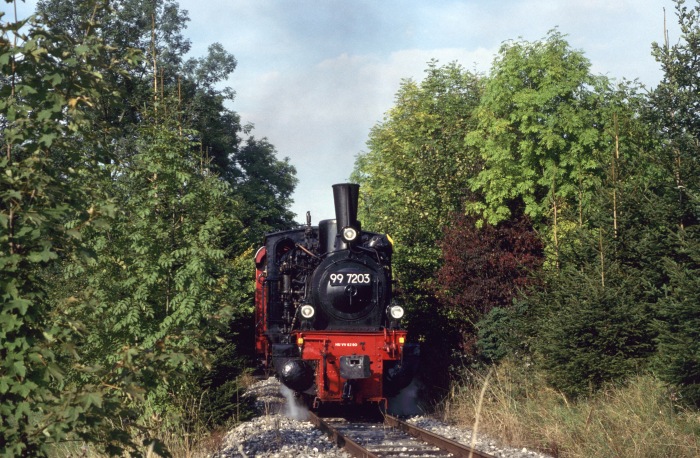 99&nbsp;7203 mit dem üblichen Oppinger Zug, etwa 1,5&nbsp;km vor Oppingen, um 16:10h am 28.09.1997