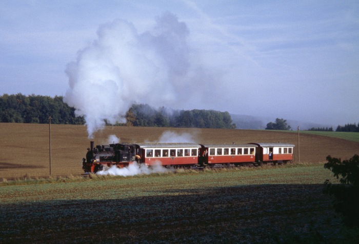 99&nbsp;7203 am letzten Bahnübergang vor Erreichen des Endpunktes der befahrbaren Strecke, Oppingen, um 10:28h am 09.10.2005
