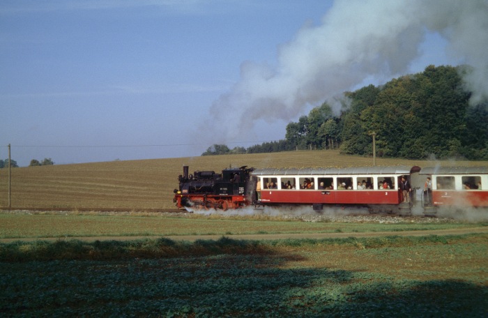 99&nbsp;7203 am letzten Bahnübergang vor Erreichen des Endpunktes der befahrbaren Strecke, Oppingen, um 10:28h am 09.10.2005