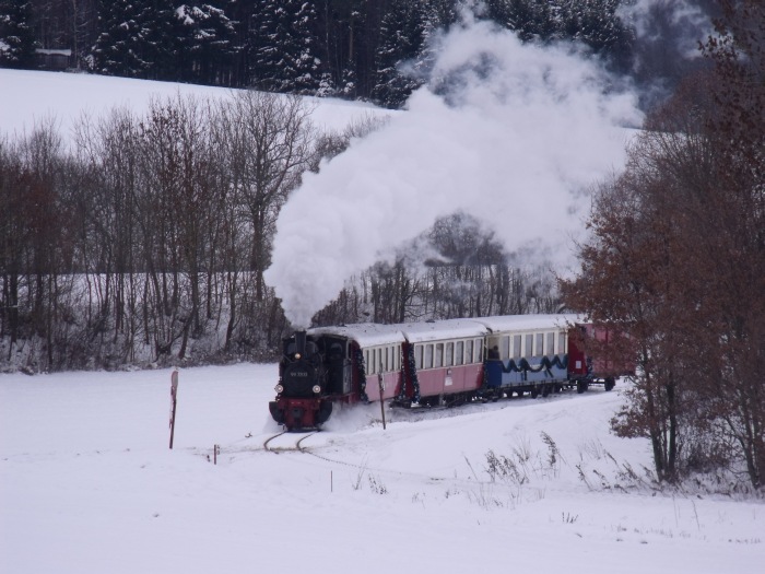 99&nbsp;7203 mit dem Nikolauszug Nr.6 fährt an den Bahnübergang am oberen Duital heran, wo der Nikolaus-Spezialhalt stattfindet, um 11:49h am 05.12.2010
