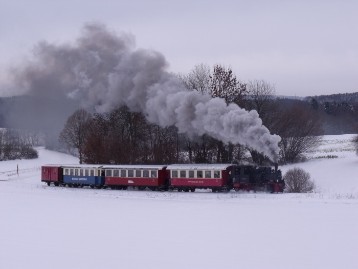 99&nbsp;7203 mit dem Nikolauszug Nr.6 nach der Wieder-Anfahrt hinterm Nikolaus-Spezialhalt, um 11:52h am 05.12.2010