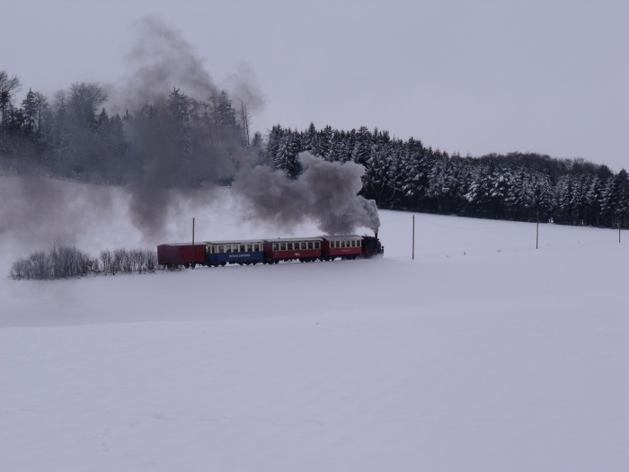99&nbsp;7203 mit dem Nikolauszug Nr.6 nach der Wieder-Anfahrt hinterm Nikolaus-Spezialhalt, um 11:52h am 05.12.2010