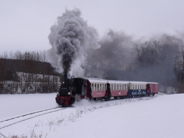 99&nbsp;7203 mit dem Nikolauszug Nr.7 Annäherung zum Bahnübergang mit dem &bdquo;Nikolaus-Spezialhalt&ldquo;, um 13:25h am 05.12.2010