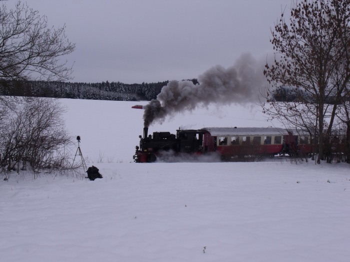 Sound-Aufnahmegerät und: 99&nbsp;7203 mit dem Nikolauszug Nr.7 gleich hinter dem Start nach Nikolaushalt fotografiert, um 13:25h am 05.12.2010