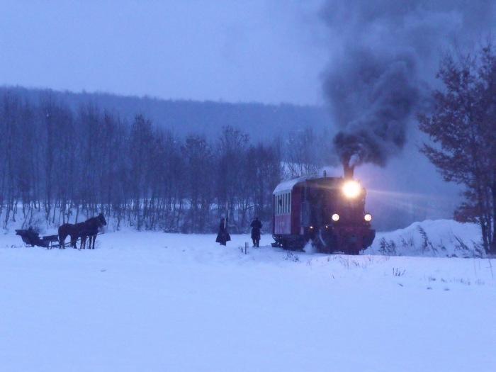 99&nbsp;7203 mit dem Nikolauszug Nr.9 beim Zwischen-Sonderhalt und neben dem Pferde-Schlitten,um 16:25h am 05.12.2010