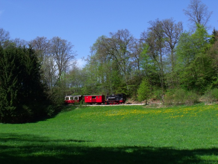 An dem wunderschönen Frühlingsfeiertag 1.Mai 2012 kommt 99&nbsp;7203&nbsp;Tv mit ihrem Zug von Oppingen zurück nach Amstetten heruntergerollt, fotografiert im Duital um 11:12h