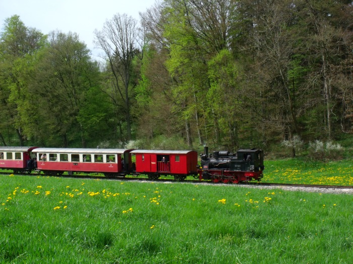 99&nbsp;7203&nbsp;Tv mit Zug von Oppingen zurück nach Amstetten herunter, am oberen Duital am Waldrand fotografiert im Duital, um 15:32h am 01.05.2012