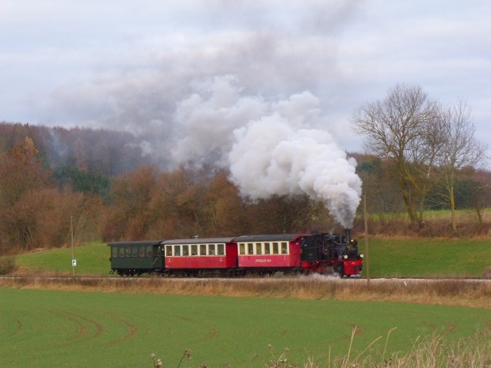 99&nbsp;7203 mit (viertem) Nikolauszug &rarr;Oppingen, Anfahrt am Bahnhübergang am mittleren Duital, nach dem Spezialhalt, um 14:54h am 08.12.2013