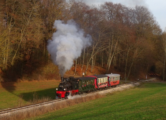 99&nbsp;7203 kurz nach der schönen Anfahrt hinterm Nikolaus- Spezialhalt am unteren Bahnübergang Waldende mittleres Duital, um 14:48h am 05.12.2015