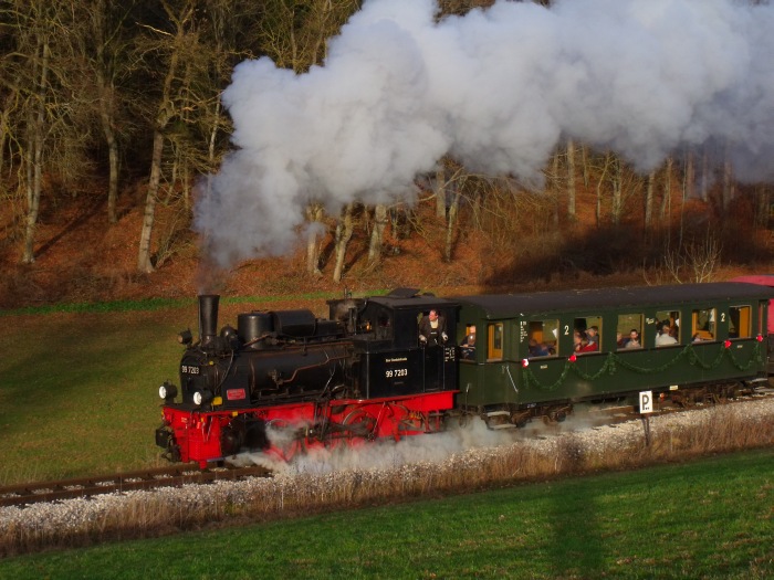 99&nbsp;7203 kurz nach der schönen Anfahrt hinterm Nikolaus- Spezialhalt am unteren Bahnübergang Waldende mittleres Duital, um 14:48h am 05.12.2015
