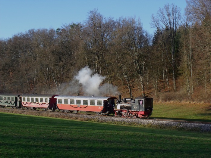 99&nbsp;7203&nbsp;Tv von Oppingen zurück nach Amstetten, fotografiert kurz vor dem Wald mittleres Duital km 3,2 (direkt hinterm Zug am Waldrand war der Mikrofonstandort für die Bergfahrt- Aufnahmen), um 14:00h am 06.12.2015
