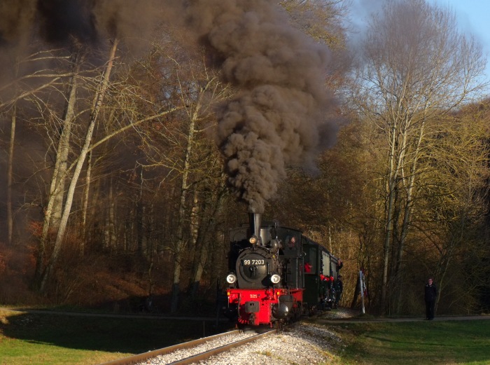 99&nbsp;7203 beim Nikolaus- Spezialhalt am unteren Bahnübergang Waldende mittleres Duital, um 14:41h am 06.12.2015