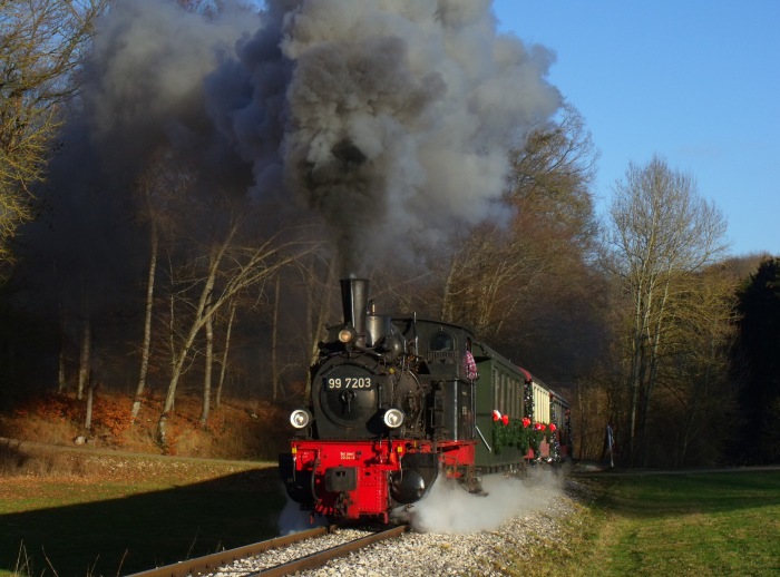 99&nbsp;7203 wieder mit sehr schönem akustischem und optisch gar phantastischem Start nach dem Nikolaushalt bei Kilometer&nbsp;3,2 im mittleren Duital, um 14:46h am 06.12.2015
