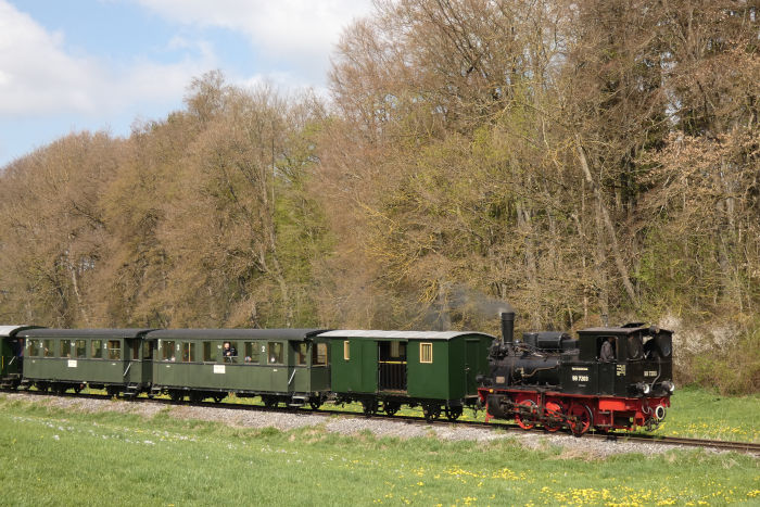 99&nbsp;7203&nbsp;Tv mit dem inzwischen komplett grünen und schöner ästetisch aussehenden Oppinger Zug kommt am Waldrand am oberen Duital zurück nach Amstetten gefahren, um 11:20h am 01.05.2022