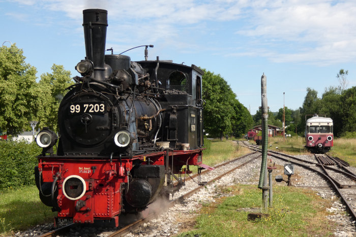 99&nbsp;7203&nbsp; steht im Bahnhof Amstetten bereit, um den ersten Zug Richtung Oppingen zu übernehmen, um 9:33h am 26.06.2022