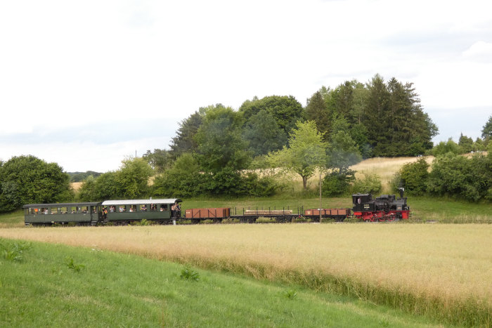 99&nbsp;7203&nbsp; mit Foto-GmP Richtung Oppingen ganz weit oben hinterm oberen Duital und ca. 2&nbsp;km vor Oppingen, um 18:51h am 09.07.2022