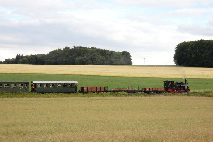 99&nbsp;7203&nbsp; mit Foto-GmP Richtung Oppingen ganz weit oben hinterm oberen Duital und ca. 2&nbsp;km vor Oppingen, um 18:51h am 09.07.2022