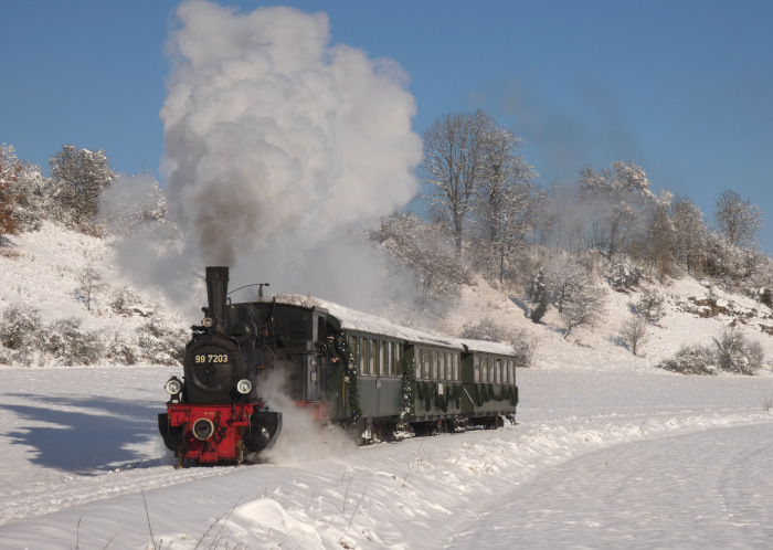 99&nbsp;7203 mit dem ersten Nikolauszug des Tages im unteren Duital hinter Amstetten, um 12:50h am 03.12.2023